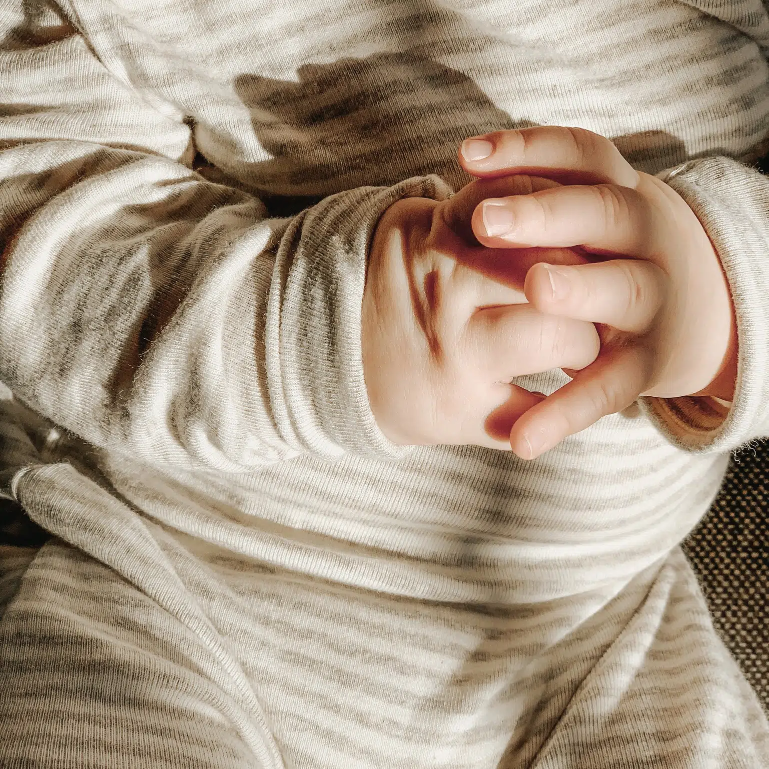 Hånd, babyhånd, rørende øjeblik, bløde hænder, nærbillede af babyhånd, kærlighedsdetalje.
