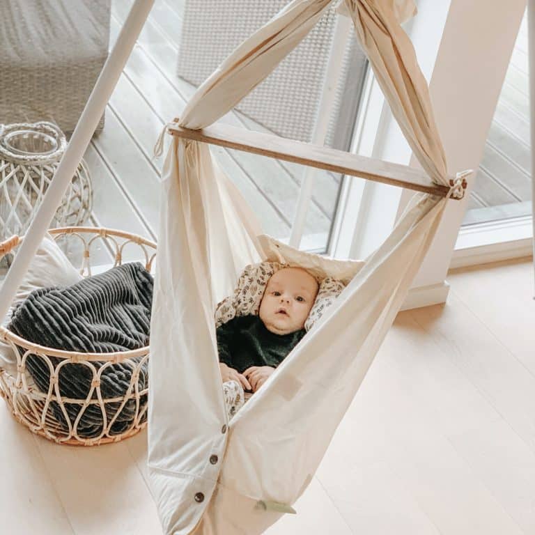 Billed af baby i hyggekale omgivelser med babyseng og hyggestemning. Perfekt til begyndere i forældre- eller babyselvstændighed.