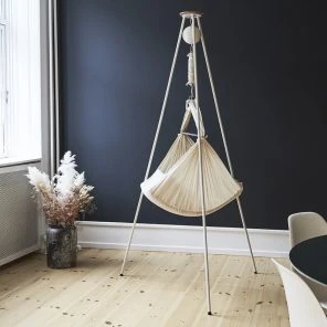 Bæredygtigt babysengestativ og legetelt til småbørn i moderne hjem.