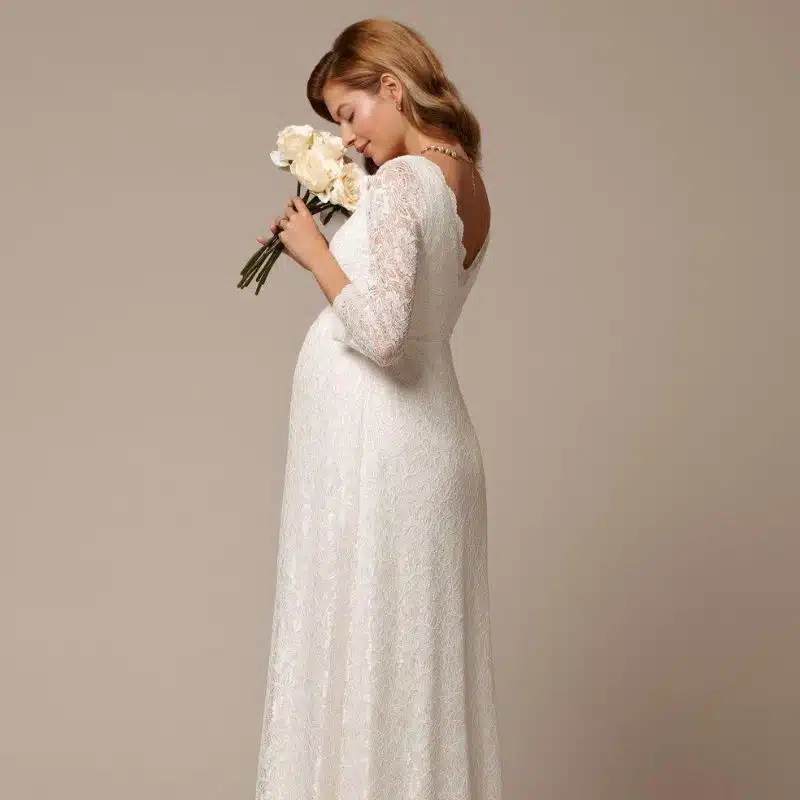 Bryllupsklar kvinde i hvid brudekjole med blomsterbukette.