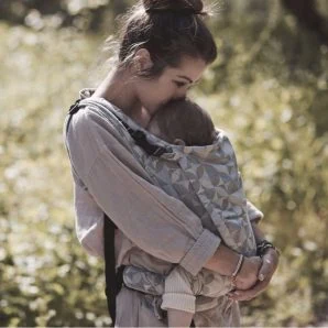 Blødt babybærer omsorg for baby i naturen, mor med slidt tøj, komfortabel barnepasning, udendørs forældre og baby, Begynderbaby.