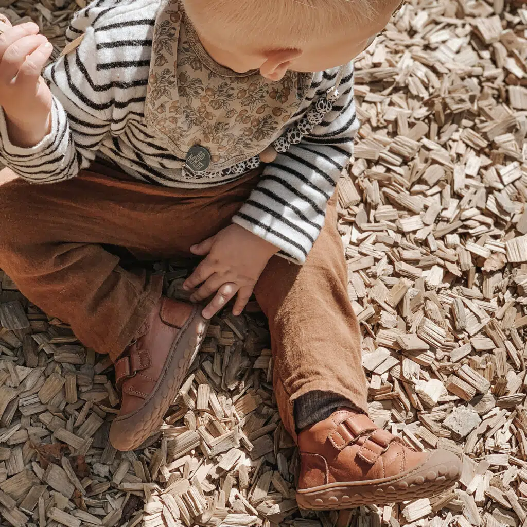 Bløde træklodser med barn, læring og leg, børnevenligt udendørs miljø.