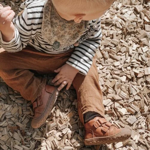 Bløde træklodser med barn, læring og leg, børnevenligt udendørs miljø.