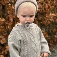 Nyt filenavn: beginnderbaby-trøje-barn-med-pacifier-i-outdoor-miljø.jpg.