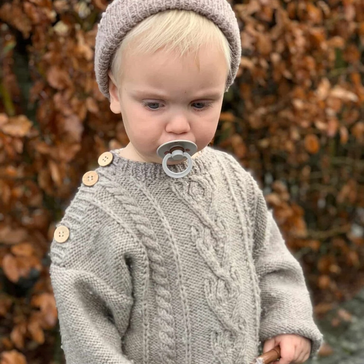 Nyt filenavn: beginnderbaby-trøje-barn-med-pacifier-i-outdoor-miljø.jpg.