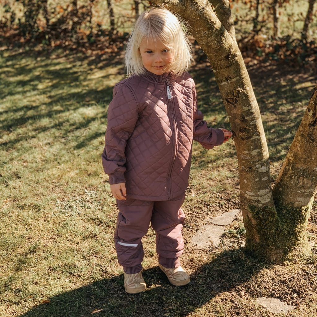 Jakke og bukser til børn i beige nuancer, perfekt til udendørs aktiviteter om efteråret. Begynderbaby.dk tilbyder varm og stilfuld børnetøj.