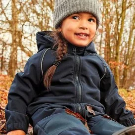 Børn i naturen, børnetøj til udendørs aktiviteter, børns udendørsjakke, børnevenligt outdoor tøj, Begynderbaby børnetøj.