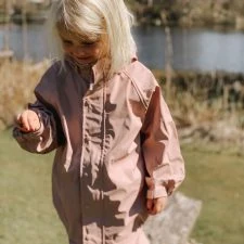 Lekende barn i naturen med børnetøj fra Begynderbaby, ideelt til forårs- og sommerudflugter.