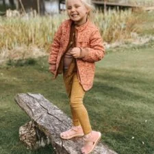 Elskende børneleg på naturen, barn i efterårsjakke og sandaler, børneaktivitet, børnevenlig udendørs, Begynderbaby, Dansk naturbørn.