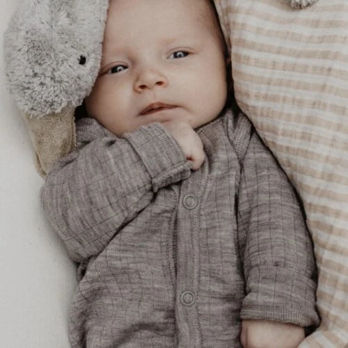 Blรธdt babytรธj i grรฅt, perfekt til nyfรธdte og babypleje.