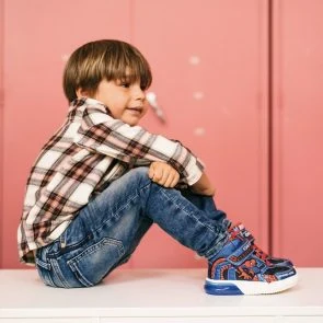 Børne sneakers med Spiderman design, perfekt til begyndere og børn. Komfortable børne sko til aktive børn.