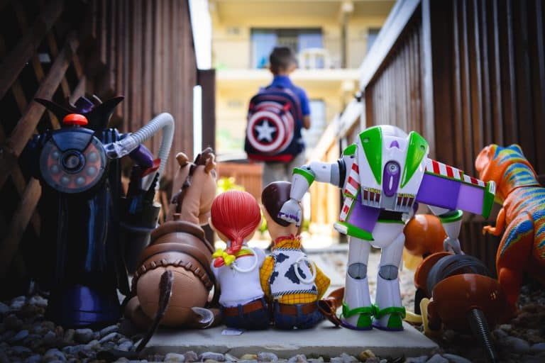 Børnelegetøj på altan – action figurer, robot og dukker til børn, sjovt og kreativt legetøj til små.