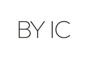 Blødt baby- og børnetøj i moderne designs fra Begynderbaby, kvalitetsmaterialer til komfort.