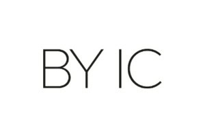 Blødt baby- og børnetøj i moderne designs fra Begynderbaby, kvalitetsmaterialer til komfort.