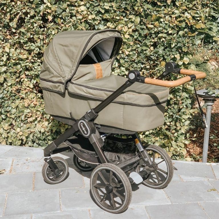 Bærbar barnevogn med soltag og krokodille mønster på håndtag, perfekt til nybørn og små børn, ideel til transportsystemer for babyer og forældre.