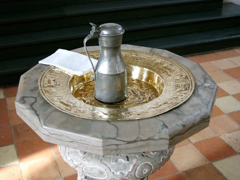 Old kaffekande på marmorsøjle i kirke eller museum.