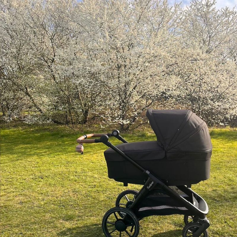 Emmaljunga barnevogn i sort - perfekt til spædbørn og småbørn.