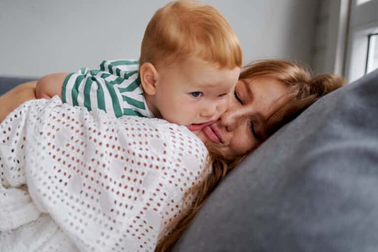 Blid mor og barn kysser hinanden, mor og barn der hygger, kær familieagtig øjeblik.