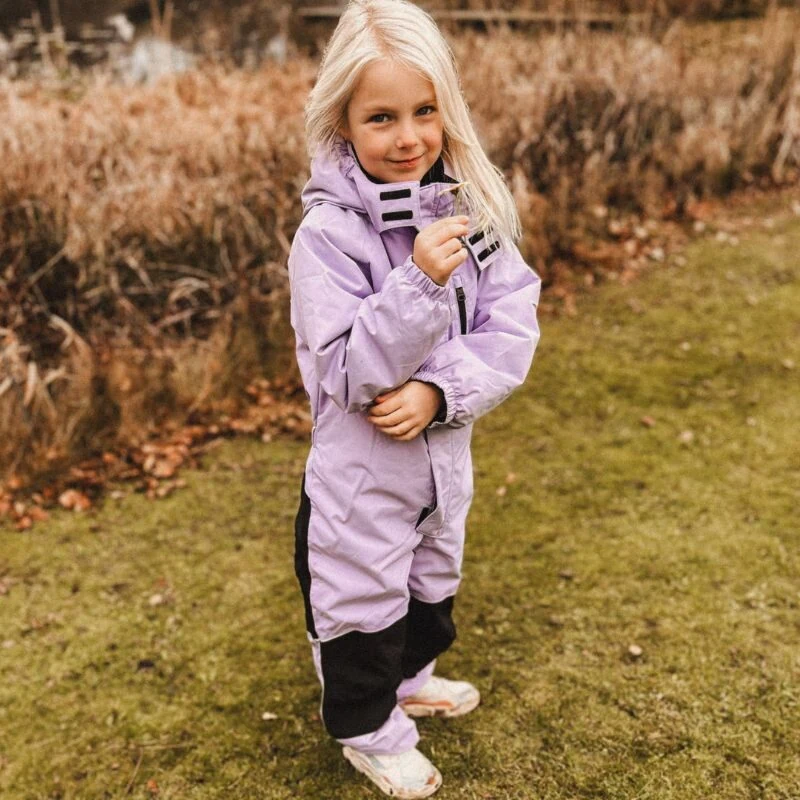 Børneoverall i lilla til begyndere - varm, vandtæt og behagelig til udendørs leg.