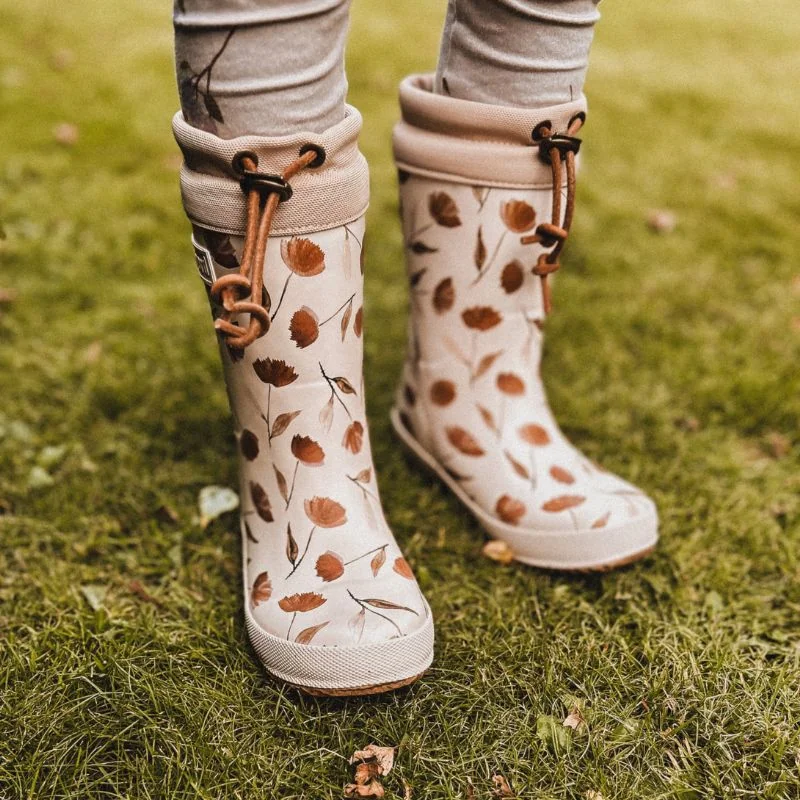 Gummistøvler til børn på efteråret, børnevenlige funktioner, behagelig pasform, perfekt til pløre og regnvejr.