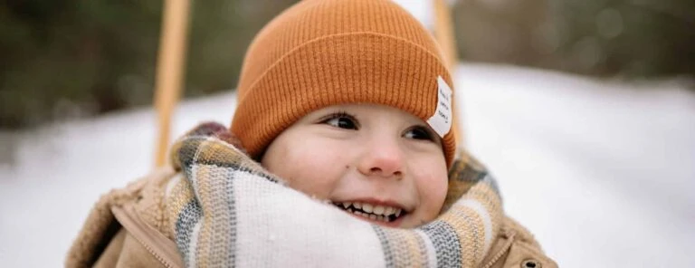 Lysegråt og beige børnetøj med varm hue og tørklæde til vinter.