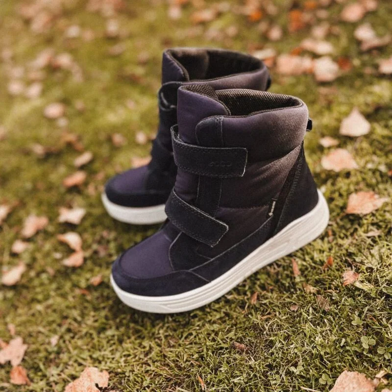 Warm børnesko til vinter, ideelle til små fødder. Komfort og stil til aktive børn. Begynderbaby kvalitetsfodtøj.
