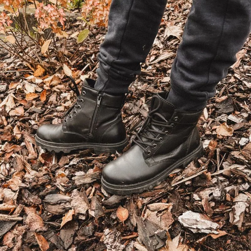 Vandtætte sorte støvler til børn med lynlås og snørebnøgle, ideelle til udendørs leg i efteråret.