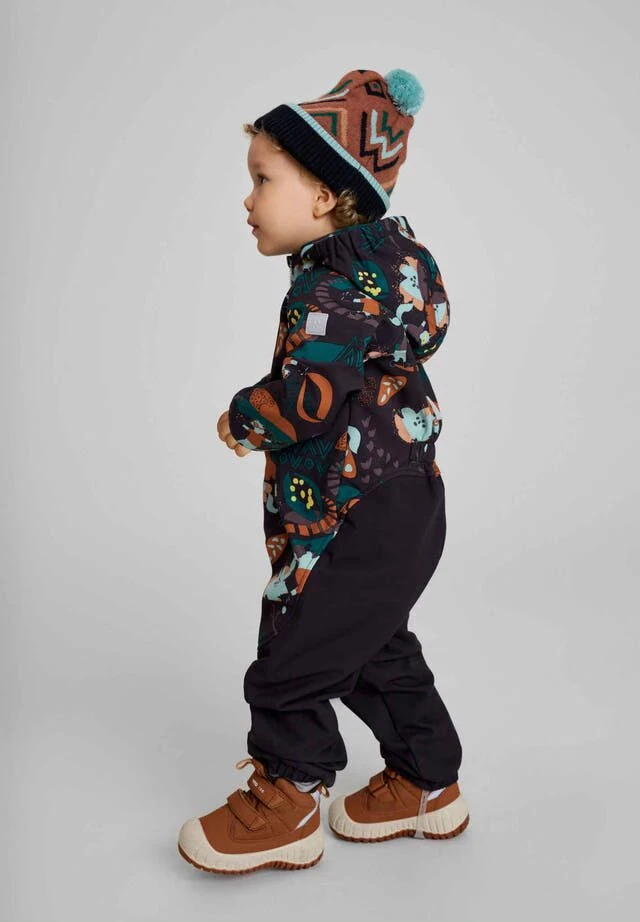 Farvet børnejua med hyggelig mønster og varm hue, perfekt til vinterudflugter for børn.