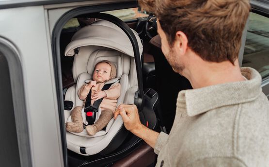 Børnesikret autostol til baby i bil sikkerhedsudstyr for børn.