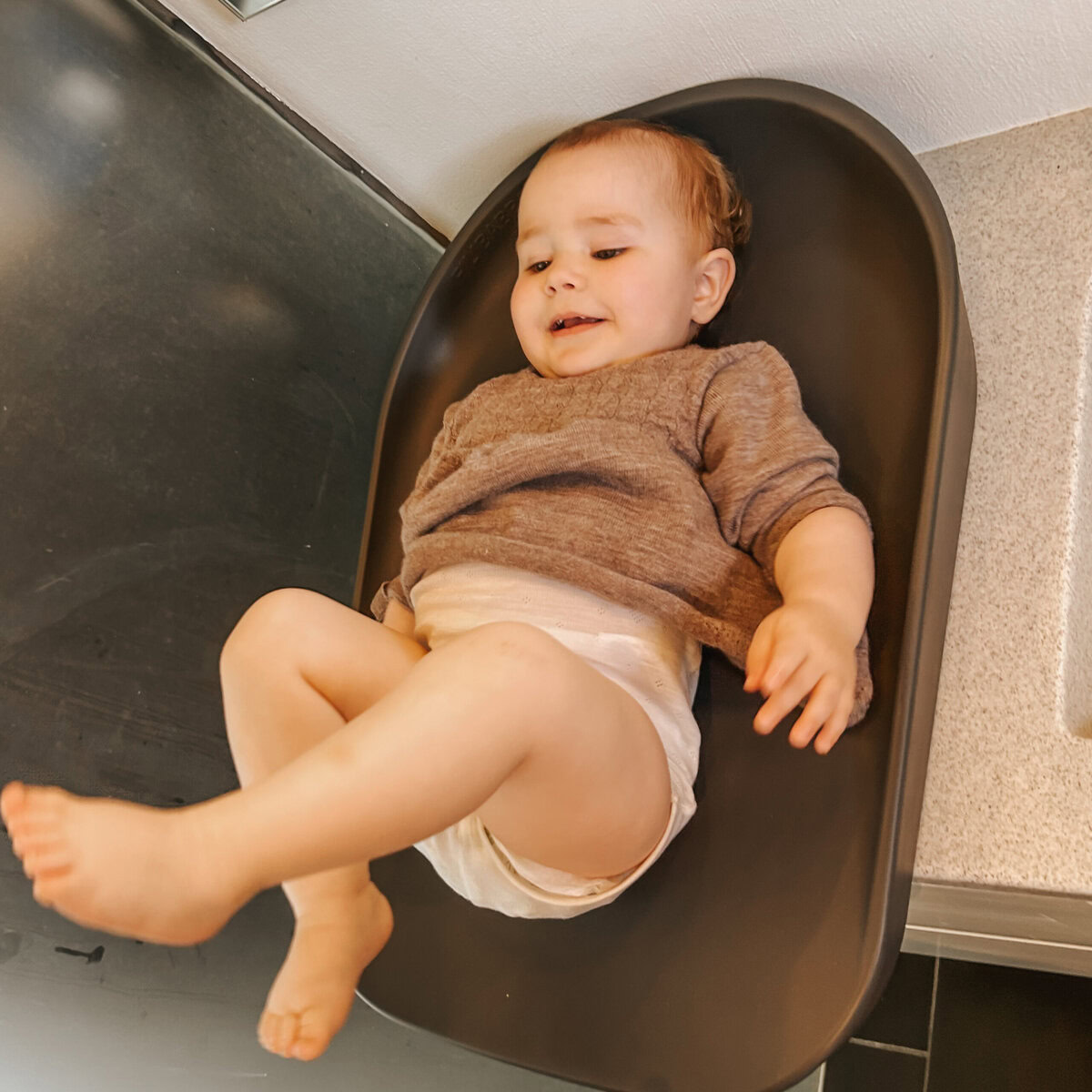 - Lille barn i behagelig siddestilling, glade babyprodukter, Begynderbaby kvalitet.