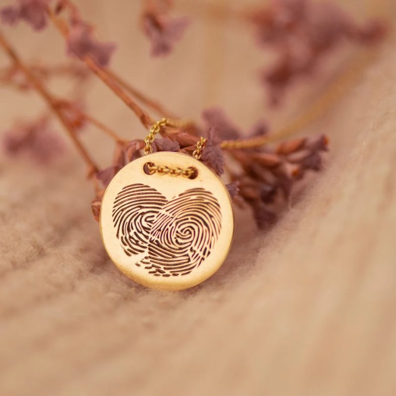 Unikt halsbånd med fingeraftryksvedhæftning til babyer, guldfarvet, personlig gave.