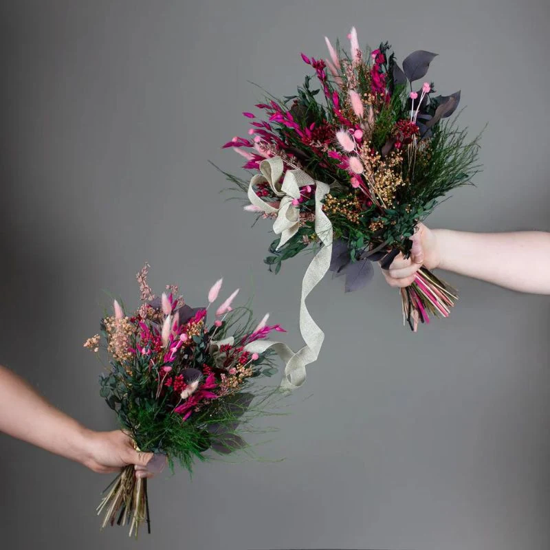 Friske blomsterbuketter med pink og grønne nuancer.