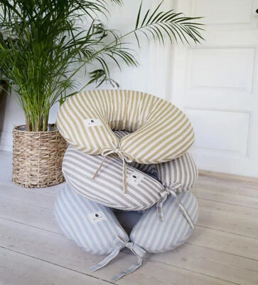 Lækkert sove- og støttebånd til baby, blå og beige striber, God til leg og søvn, skaber tryghed og komfort.